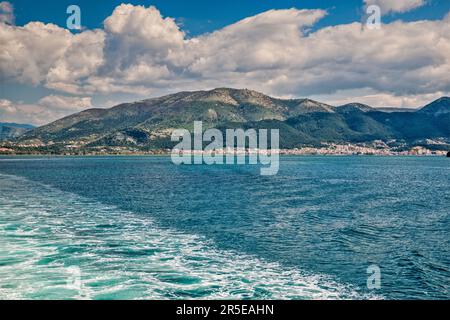 Stadt Igoumenitsa von der Fähre Agia Triada aus gesehen, Lefkimmi-Linien, die Südstraße von Korfu überqueren, auf dem Weg nach Lefkimmi auf der Insel Korfu von Igoumenitsa, Region Epirus, Griechenland Stockfoto