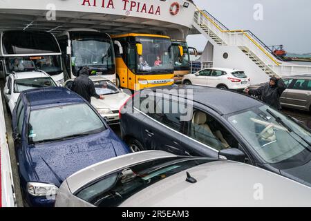 Fahrzeuge, die bei starkem Regen mit sehr wenig Platz einsteigen, Fähre Agia Triada, Lefkimmi Linien, bevor sie von Lefkimmi, Korfu, Griechenland, nach Igoumenitsa abfahren Stockfoto