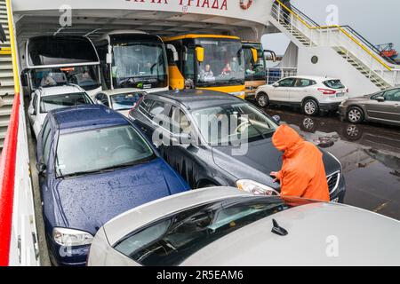 Fahrzeuge, die bei starkem Regen mit sehr wenig Platz einsteigen, Fähre Agia Triada, Lefkimmi Linien, bevor sie von Lefkimmi, Korfu, Griechenland, nach Igoumenitsa abfahren Stockfoto