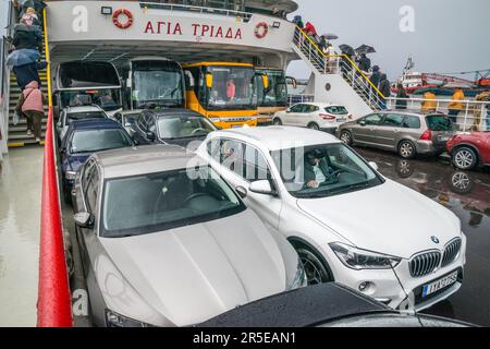 Fahrzeuge, die bei starkem Regen mit sehr wenig Platz einsteigen, Fähre Agia Triada, Lefkimmi Linien, bevor sie von Lefkimmi, Korfu, Griechenland, nach Igoumenitsa abfahren Stockfoto