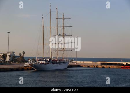 Viermastsegelschiff im Hafen von Piräus – Griechenland Stockfoto