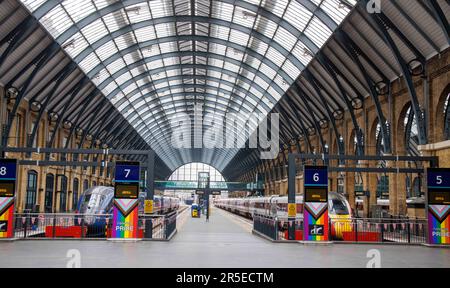 London, Großbritannien. 3. Juni 2023. Ein verlassenes Kings Cross um 9,30am Uhr an einem Samstag, wenn es normalerweise sehr voll wäre. Mitglieder der ASLEF-Gewerkschaft streiken heute, nachdem sie das jüngste Gehaltsangebot abgelehnt haben. Heute ist ein geschäftiger Tag in London mit dem Finale des F A Cup in Wembley, dem Epsom Derby und einem großen Konzert von Beoynce im Tottenham Hospur Stadion. Die ASLEF plant weitere Streiks, wenn die Regierung nicht mit einem verbesserten Gehaltsangebot zurückkommt. Mitglieder der GMT-Gewerkschaft haben in dieser Woche ebenfalls Streikaktionen unternommen. Kredit: Joe Maida/Alamy Live News Stockfoto