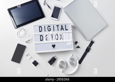 Gadgets und digitale Entgiftung Worte auf Leuchtkasten Stockfoto