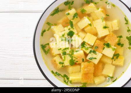 Imperial Soup Zuppa Imperiale ist eine typische bolognesische Suppe flauschige Semolina-Teig wird gebacken, dann in Würfel zerlegt und mit einer Nahbouillon gekocht Stockfoto