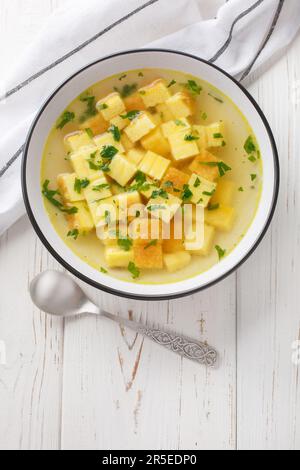 Kaiserliche Suppe Zuppa Imperiale die traditionelle Minestra von Bologna Nahaufnahme auf dem Teller auf dem Tisch. Vertikale Draufsicht von oben Stockfoto