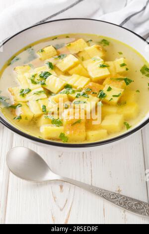 Kaiserliche Suppe Zuppa Imperiale die traditionelle Minestra von Bologna Nahaufnahme auf dem Teller auf dem Tisch. Vertikal Stockfoto