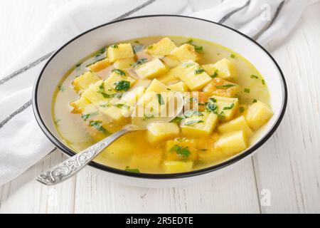 Imperial Soup Zuppa Imperiale ist eine typische bolognesische Suppe flauschige Semolina-Teig wird gebacken, dann in Würfel zerlegt und mit einer Nahbouillon gekocht Stockfoto