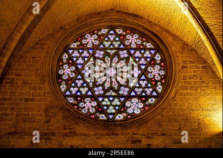 Valencia, Spanien - 17. Juli 2022: Kreisförmiges Oberlicht. Architektonische Innenelemente in der Metropolitanischen Kathedrale – Basilika der Himmelfahrt von La Stockfoto