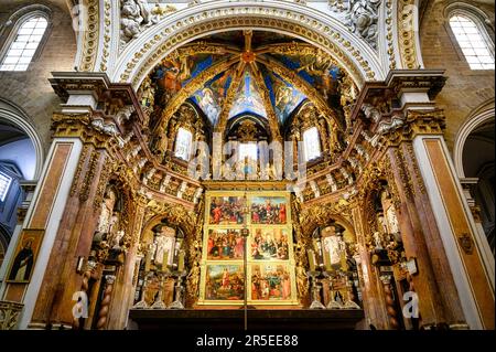 Valencia, Spanien - 17. Juli 2022: Altar mit Kunst. Architektonische Innenelemente in der Metropolitanischen Kathedrale – Basilika der Himmelfahrt unserer Lieben Frau Stockfoto