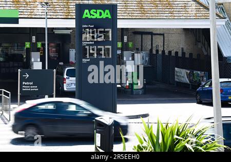 Brighton UK 3. Juni 2023 - die Kraftstoffpreise an einer Asda-Tankstelle in Brighton sinken weiter, wobei sowohl bleifreies Benzin als auch Diesel in den meisten Werkstätten im Vereinigten Königreich unter £1,50 Euro pro Liter fallen : Credit Simon Dack / Alamy Live News Stockfoto