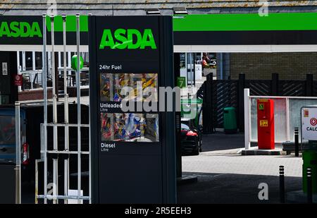 Brighton UK 3. Juni 2023 - die Kraftstoffpreise an einer Asda-Tankstelle in Brighton sinken weiter, wobei sowohl bleifreies Benzin als auch Diesel in den meisten Werkstätten im Vereinigten Königreich unter £1,50 Euro pro Liter fallen : Credit Simon Dack / Alamy Live News Stockfoto