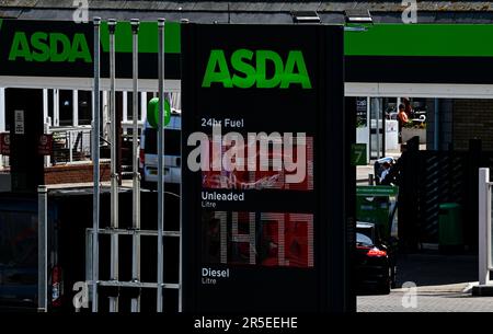 Brighton UK 3. Juni 2023 - die Kraftstoffpreise an einer Asda-Tankstelle in Brighton sinken weiter, wobei sowohl bleifreies Benzin als auch Diesel in den meisten Werkstätten im Vereinigten Königreich unter £1,50 Euro pro Liter fallen : Credit Simon Dack / Alamy Live News Stockfoto