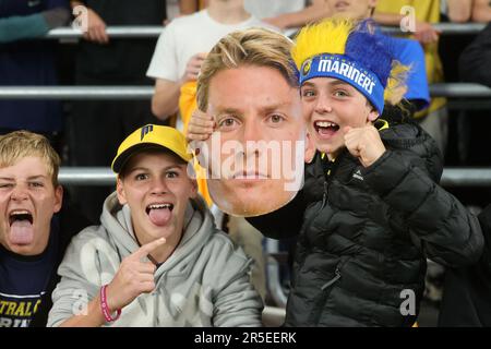 Sydney, Australien. 03. Juni 2023. Fans der Central Coast Mariners beim Grand Final der Isuzu UTE A-League 2023 zwischen Melbourne City und Central Coast Mariners im CommBank Stadium, Sydney, Australien, am 3. Juni 2023. Foto von Peter Dovgan. Nur redaktionelle Verwendung, Lizenz für kommerzielle Verwendung erforderlich. Keine Verwendung bei Wetten, Spielen oder Veröffentlichungen von Clubs/Ligen/Spielern. Kredit: UK Sports Pics Ltd/Alamy Live News Stockfoto