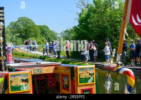 Die Leute auf dem Kanalweg beobachten die offizielle Eröffnung des Crickheath Basin am Montgomery-Kanal Stockfoto