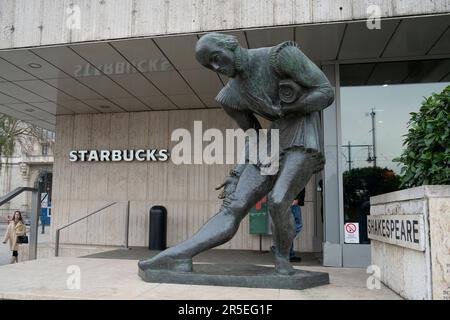 Budapest, Ungarn - 29. November 2022: Eine Statue von Shakespeare vor dem Starbucks Kaffeehaus in Budapest, Ungarn. Stockfoto