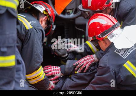 Autounfall Verkehrsunfall. Feuerwehrleute Retten Verletzte, Eingeschlossene Opfer. Hochwertige Fotografie. Stockfoto