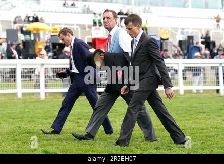 Pferdetrainer Charlie Appleby (Zentrum) mit Jockeys Ryan Moore (links) und William Buick während des Derby Day des Derby Festivals 2023 auf der Epsom Downs Rennbahn Epsom. Foto: Samstag, 3. Juni 2023. Stockfoto