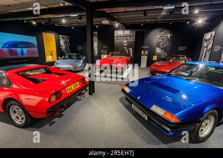 Eine elegante und farbenfrohe Auswahl an Ferraris im Ferrari Room im Haynes International Motor Museum, Sparkford, Somerset, Großbritannien Stockfoto