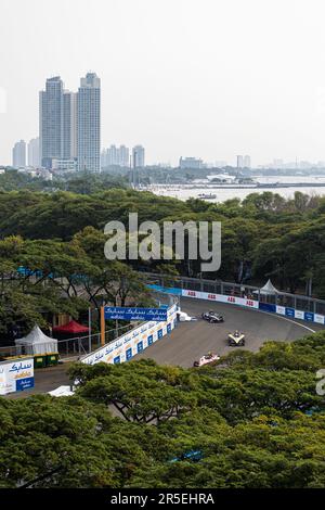 05 HUGHES Jake (gbr), Neom McLaren Formula E Team, Spark-Nissan, Nissan e-4ORCE 04, 07 SETTE Camara (BRA), NIO 333 Formula E Team, Spark-NIO, NIO 333 ER9, Action während des Jakarta ePrix 2023, 8. Tagung der ABB FIA Formel E World Championship 2022-23, Auf dem Jakarta International e-Prix Circuit vom 2. Bis 3. Juni 2023 in Jakarta, Indonesien - Foto: Cl..ment Luck/DPPI/LiveMedia Stockfoto