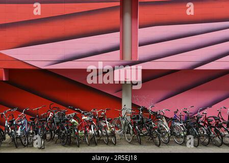 Utrecht, Niederlande. Mai 2023. Geparkte Fahrräder vor einem Wandgemälde in der Innenstadt von Utrecht. Hochwertiges Foto Stockfoto