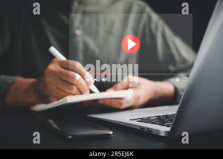 Schüler, die mit einem Computer in E-Learning und Online-Bildung vertieft sind Stockfoto