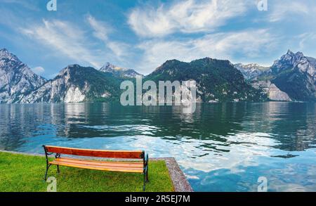 Holzbank in der Nähe von Traunsee Sommer See (Traunkirchen, Österreich). Stockfoto