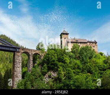 Sommer alpin Trisanna Eisenbahnbrücke über die Trisanna und Silvretta Straße vor Schloss Wiesberg, Paznaun, Landeck, Tirol, Österreich. Stockfoto