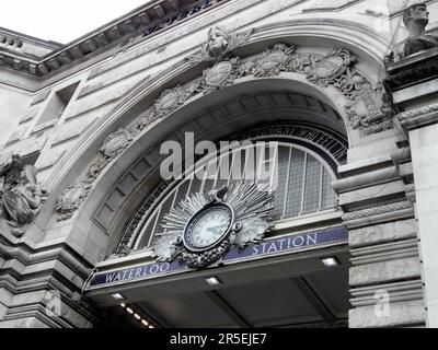 LONDON, VEREINIGTES KÖNIGREICH - 23. JULI 2011: Eintritt zum Bahnhof Waterloo in London, Vereinigtes Königreich. Bahnterminal für U-Bahn Stockfoto