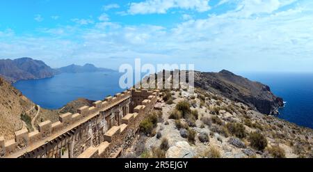 Castillitos Bateria auf Tinoso Kap und Blick aufs Meer (Cartagena, Spanien). Zwischen 1933 und 1936 eingebaut. Stockfoto