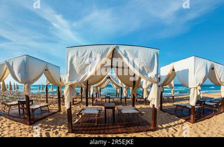 Luxury Beach Zelte Überdachungen auf Morgen Paradies weißen Sandstrand auf den Malediven des Salento (Lido Marini, Salento, Apulien, Süditalien). Die meisten beautifu Stockfoto