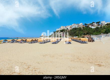 Strand von Sperlonga und Torre Truglia, Provinz Latina in der italienischen Region Latium. Personen unkenntlich. Stockfoto