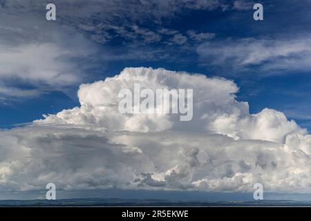 Cumulonimbus Calvus Wolke entlang der walisischen Küste Stockfoto