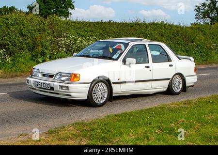 1990 90er, 90er Jahre Ford Sierra RS Cosworth White Car Limousine Benzin Oldtimer 1993 ccm, Congleton, Großbritannien Stockfoto