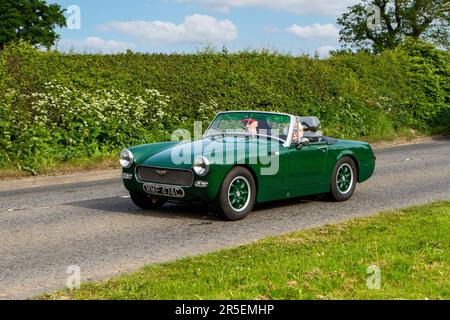 1965 Green Austin Healey Sprite Classic Oldtimer, frühere Motoren auf dem Weg zur Capesthorne Hall Vintage Collectors Car Show, Cheshire, Großbritannien 2023 Stockfoto