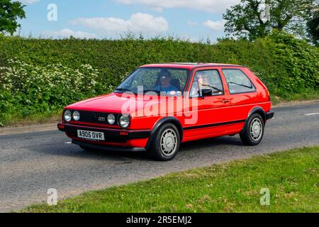 1984 Red Volkswagen Golf GTI Oldtimer, Motoren von gestern auf dem Weg zur Capesthorne Hall Oldtimer Collectors Car Show, Cheshire, Großbritannien 2023 Stockfoto