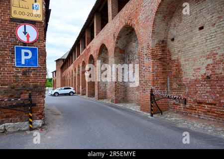 Kolomna, Russland - 30. Mai 2023: Alte Festungsmauer im Kreml Kolomna Stockfoto