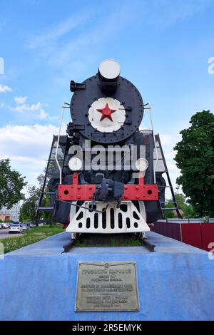 Old soviet steam locomotive on a pedestal, front view Stockfoto