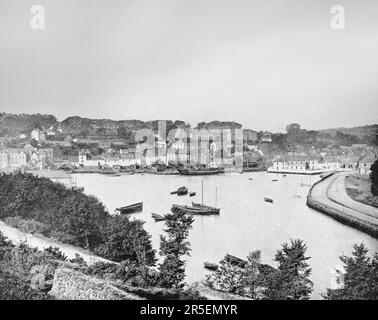 Ein Blick aus dem späten 19. Jahrhundert auf den Hafen in Kinsale, einem historischen Hafen- und Fischerort in der Grafschaft Cork, Irland, wo mehrere Schlachten stattfanden. Das Wichtigste war 1601, als dort eine spanische Militärexpedition landete, um sich mit irischen Rebellentruppen zu verbinden und England durch Irland anzugreifen. Infolgedessen fand die Schlacht von Kinsale am Ende des 9-jährigen Krieges statt, in der englische Streitkräfte die irische Rebellenmacht besiegten, angeführt von Hugh O'Neill, dem 2. Earl of Tyrone und Red Hugh O'Donnell, zwei gälischen Prinzen aus Ulster. Stockfoto