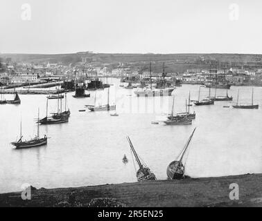 Ein Blick aus dem späten 19. Jahrhundert auf den Hafen von Kinsale, einer historischen Hafen- und Fischerstadt in der Grafschaft Cork, Irland, wo mehrere Schlachten stattfanden. Das Wichtigste war 1601, als dort eine spanische Militärexpedition landete, um sich mit irischen Rebellentruppen zu verbinden und England durch Irland anzugreifen. Infolgedessen fand die Schlacht von Kinsale am Ende des 9-jährigen Krieges statt, in der englische Streitkräfte die irische Rebellenmacht besiegten, angeführt von Hugh O'Neill, dem 2. Earl of Tyrone und Red Hugh O'Donnell, zwei gälischen Prinzen aus Ulster. Stockfoto