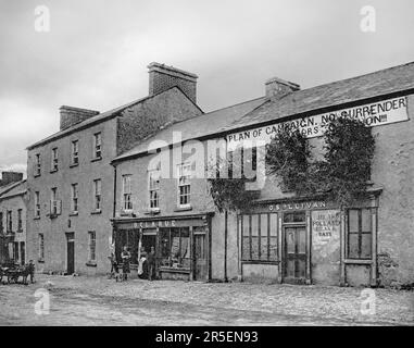 Mitchelstown aus dem späten 19. Jahrhundert, eine Stadt in der Grafschaft Cork, Irland. Damals ein stark nationalistisches Gebiet nach dem Massaker von Mitchelstown. Im Jahr 1887 organisierte die lokale Tenantry unter der Leitung von John Mandeville und William O'Brien, Abgeordneter, einen Mietstreik auf das Mitchelstown Estate, ein Protest vor dem Market House, in dem Mandeville und O'Brien vor Gericht gestellt wurden. Nach dem Gerichtskampf wurden drei Männer getötet und mehrere weitere verletzt. Stockfoto