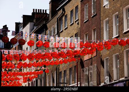 Chinesische Laternen kreierten über eine Straße im Londoner chinatown-Viertel. Stockfoto