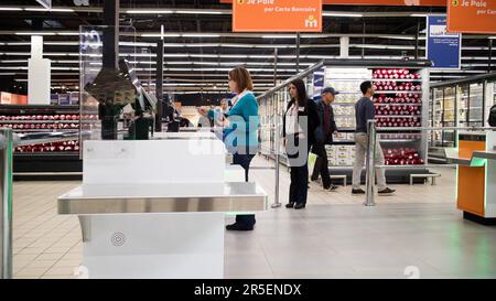 Mitarbeiter im Supermarkt sorgen für reibungslosen Self-Checkout für Kunden Stockfoto