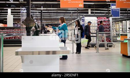 Mitarbeiterunterstützung für Kunden beim Selbstbedienungskauf des Supermarkts Stockfoto