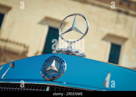 Nahaufnahme der Zierleiste mit Mercedes-Benz-Logo auf der Motorhaube eines Luxusfahrzeugs Stockfoto