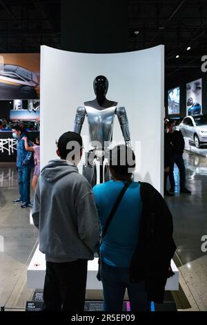 Los Angeles, Kalifornien, USA - 26. Dezember 2022: Optimus, auch bekannt als Tesla bot, der hier im Petersens Automotive Museum gezeigt wird, wurde auf der A des Unternehmens bekannt gegeben Stockfoto