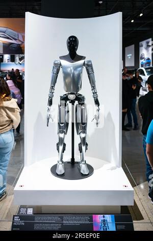 Los Angeles, Kalifornien, USA - 26. Dezember 2022: Optimus, auch bekannt als Tesla bot, der hier im Petersens Automotive Museum gezeigt wird, wurde auf der A des Unternehmens bekannt gegeben Stockfoto