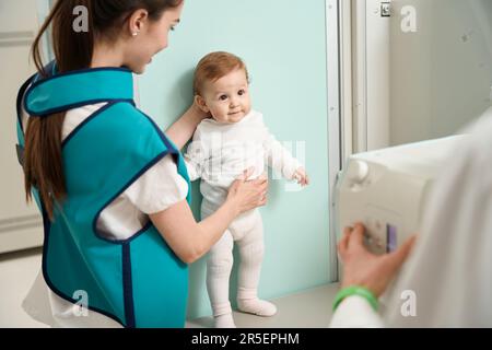 Kleinkind im Röntgenverfahren durch einen Röntgentechniker Stockfoto