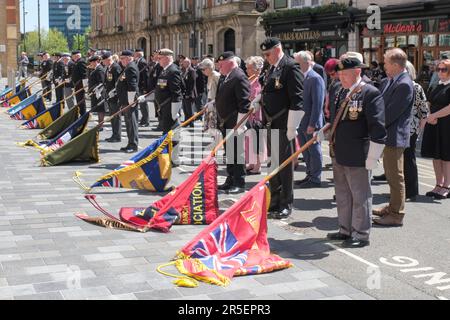 Newport, Wales, Großbritannien. 3. Juni 2023. Banner wurden stolz gehalten, und Medaillen, die alte Soldaten trugen, marschierten zur Gedenkfeier des D-Day, um den Jahrestag der D-Day Invasion zu feiern. Die jährliche Parade wird von der Vereinigung der königlichen walisischen Genossen organisiert und ist die erste seit dem Ende der Pandemie. Newports Gedenkstätte erinnert an die Männer des 2. Bataillons der walisischen Grenzgänger, die am 6. Juni 1944 in der Gold Beach Normandie gelandet sind. Kredit: JMF News/Alamy Live News Stockfoto