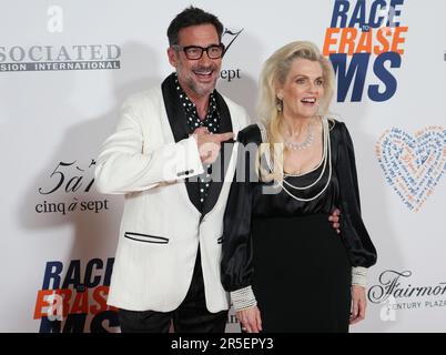 Los Angeles, USA. 02. Juni 2023. (L-R) Lawrence Zarian und Nancy Davis beim 30. Jährlichen Rennen um die Löschung der MS Gala am Fairmont Century Plaza in Los Angeles, Kalifornien, am Freitag, den 2. Juni 2023. (Foto: Sthanlee B. Mirador/Sipa USA) Guthaben: SIPA USA/Alamy Live News Stockfoto