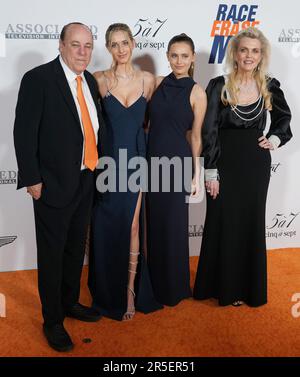Los Angeles, USA. 02. Juni 2023. (L-R) Ken Rickel, Isabella Rickel, Mariella Rickel und Nancy Davis kommen am Freitag, den 2. Juni 2023, zum 30. Jahresrennen „Race to Erase MS Gala“ im Fairmont Century Plaza in Los Angeles, Kalifornien, an. (Foto: Sthanlee B. Mirador/Sipa USA) Guthaben: SIPA USA/Alamy Live News Stockfoto